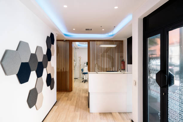 Светлый интерьер стоматологической клиники AQUA DENT с современным оборудованием