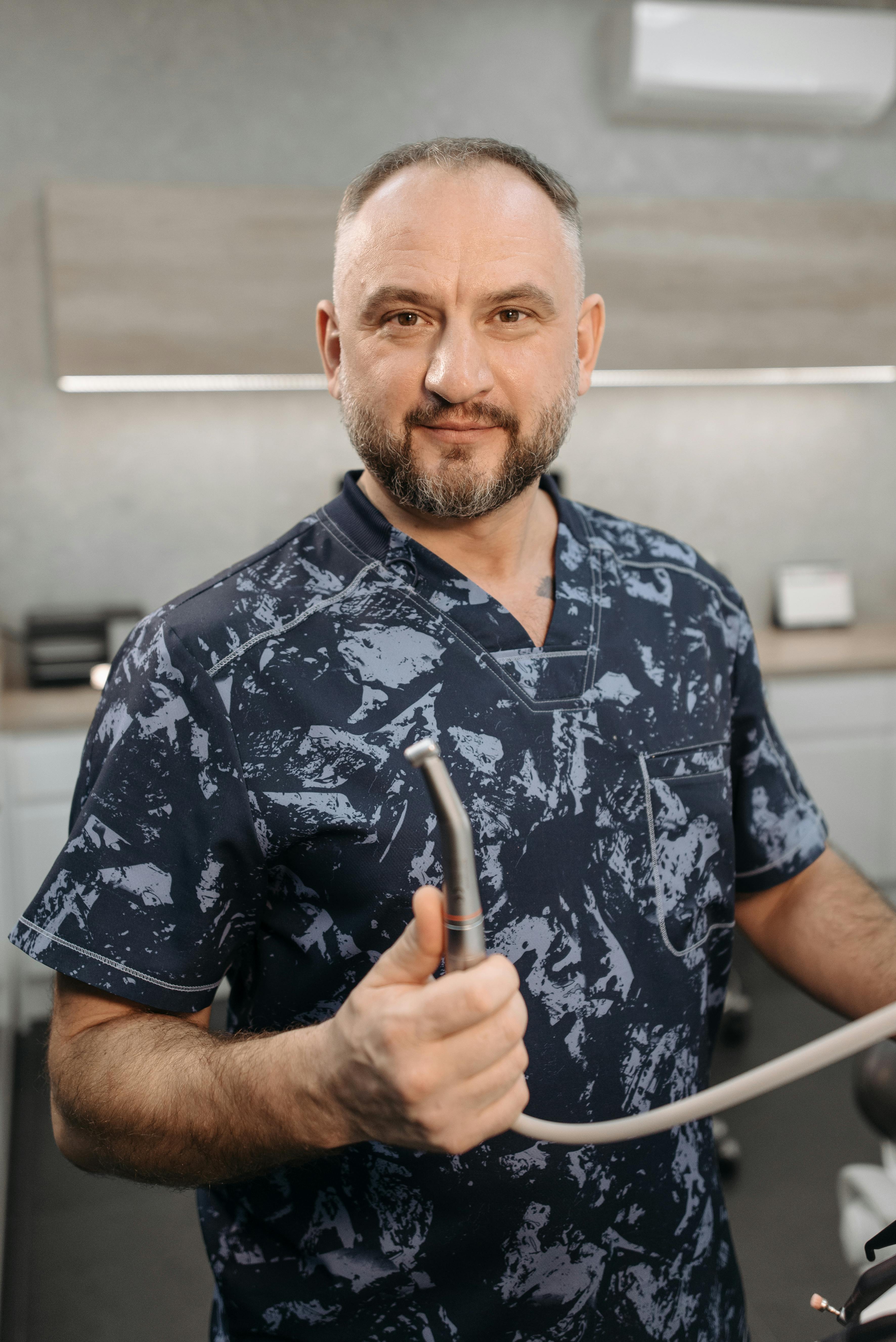 Доктор Александр Волков — главный врач и имплантолог клиники AQUA DENT